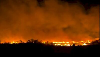 Incêndio de grandes proporções atinge área rural na entrada de Bela Vista