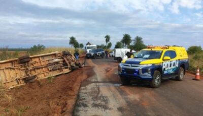 Mulher morre e marido fica gravemente ferido em acidente entre carro e caminhão