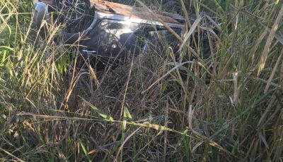 Motorista ao desviar de buraco perdeu controle e capotou na 3ª linha em Culturama