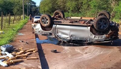 Motorista tenta fuga e capota caminhonete carregada com maconha na Via Parque