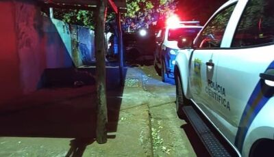 Jovem é perseguido por dupla de moto e assassinado após correr para dentro de uma casa