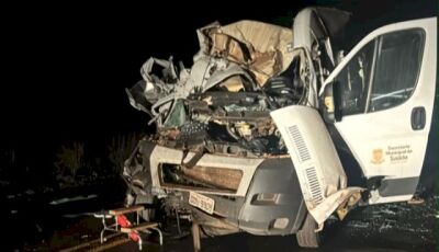 Acidente entre carreta, camionete e ambulância deixa ao menos 2 mortos