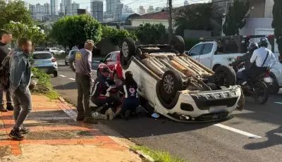 Motorista dorme ao volante, capota e atinge carro e caminhonete
