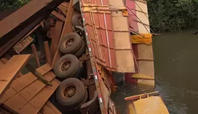 Carreta cai em rio após ponte de madeira ceder em Sidrolândia