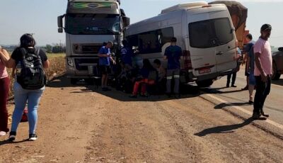 Colisão entre van e caminhão parado deixa feridos entre Fátima do Sul e Dourados 