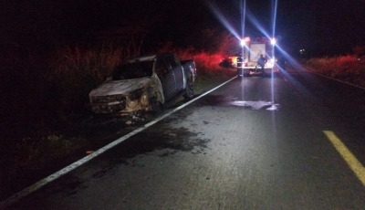 Caminhonete pega fogo após motorista perceber fumaça na MS-276, em MS