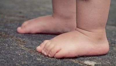 Bebê de 9 meses cai, bate a cabeça e morre horas depois em MS