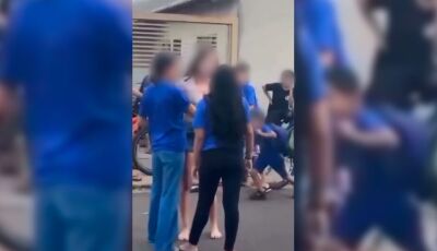 Mãe de aluna agride adolescente durante briga na saída de escola no MS (vídeo)