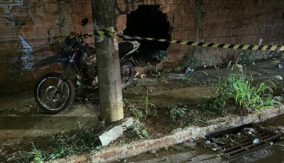 Motociclista morre ao desviar de cachorro e bater contra muro no MS (vídeo)