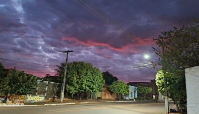 Frente fria traz um fenômeno chamado de "céu de fogo" na manhã de segunda feira, 24
