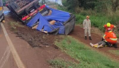 Caminhoneiro fica ferido após carreta com madeira tombar na BR-163