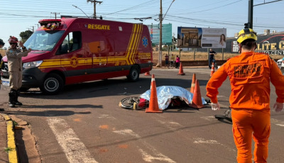 Ciclista é atingida por caminhão boiadeiro e morre em Cidade do MS (vídeo)