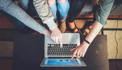 Como os Hábitos Digitais dos Brasileiros Mudaram Entre o Café da Manhã e o Fim do Expediente em 2026