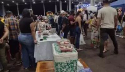 Feira de sexta em Vicentina tem opções de consumo nas bancas e viola caipira no palco