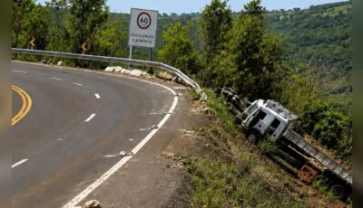 Caminhão cai da Serra de Maracaju e deixa uma pessoa morta