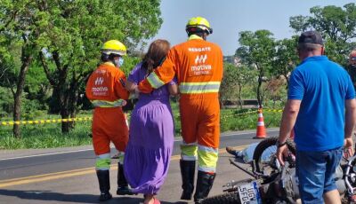 Em desespero, mãe abraça filho morto em acidente na BR-163, em MS (vídeo)