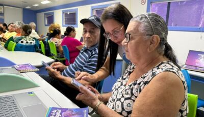 Inclusão digital: Com celular na mão, aposentado aprende em oficina como deixar "like" em vídeo