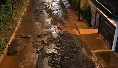 Enxurrada em Campo Grande faz rua virar rio com "chafariz" em frente à igreja