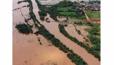 Rio Dourados transborda e avança sobre Fátima do Sul em cheia histórica