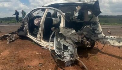 Jovem de 19 anos morre após carro bater em carreta