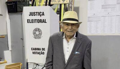 Exemplo de democracia aos 103 anos: Eleitor mais antigo de VICENTINA vota com elegância e alegria