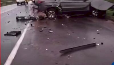 Dois militares de 19 anos morrem em acidente entre picape e carreta na BR-163