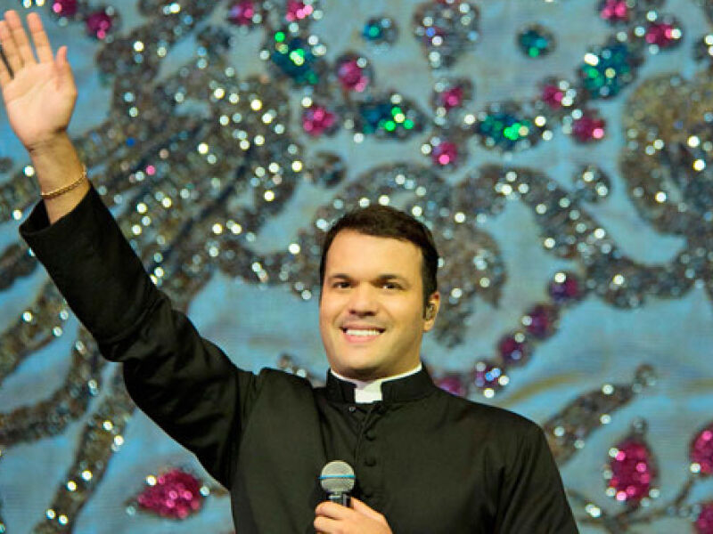 Padre Alessandro Campos aposta na inusitada mescla de música católica com o sertanejo Fátima News Padre Alessandro Campos aposta na inusitada mescla de música católica com o sertanejo Fátima News