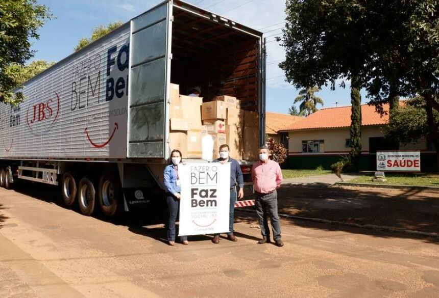 Caminhão com os produtos defronte a Secretaria de Saúde de Caarapó.