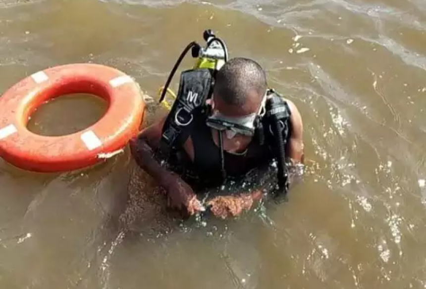 Mergulhador do Corpo de Bombeiros fazendo buscas pela mulher no rio