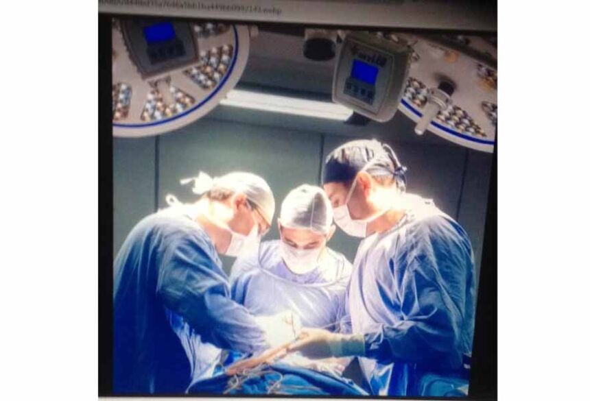 Cirurgião bucomaxilofacial Rafael Maia e Dr. Arlindo Aburad durante a realização do procedimento cirúrgico