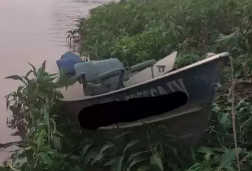 Embarcação encontrada no Rio Miranda (Foto: Divulgação)