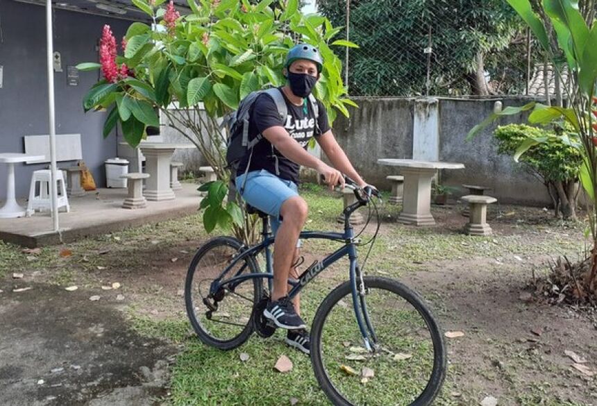 Professor leva, de bicicleta, atividades para estudantes em Camaragibe, no Grande Recife — Foto: Catarina Lima/Acervo pessoal