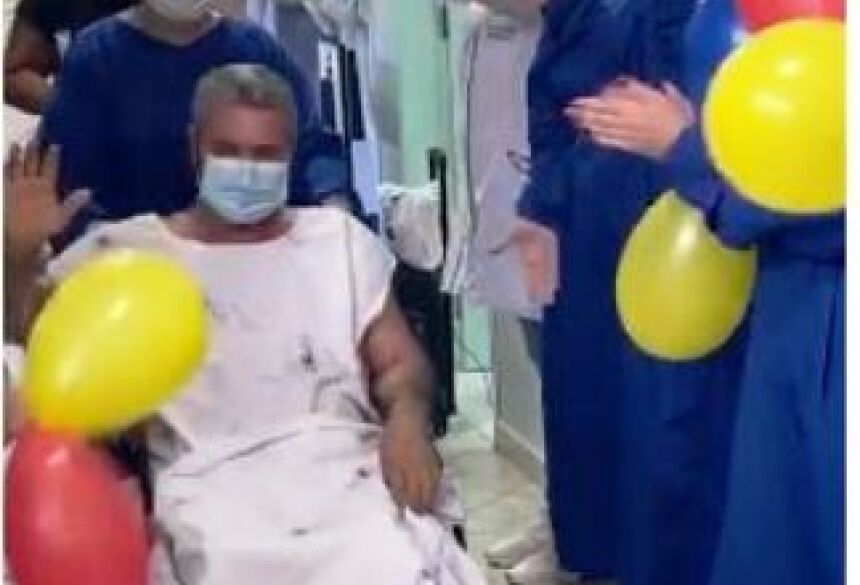Um vídeo emocionante mostra um paciente de 51 anos, residente em Umuarama, deixando a UTI – Unidade de Terapia Intensiva – da Santa Casa