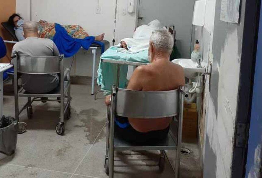 Pacientes com Covid-19 e acompanhantes ficam em uma sala improvisada no Hospital Geral do Estado (HGE), em Maceió, Alagoas 