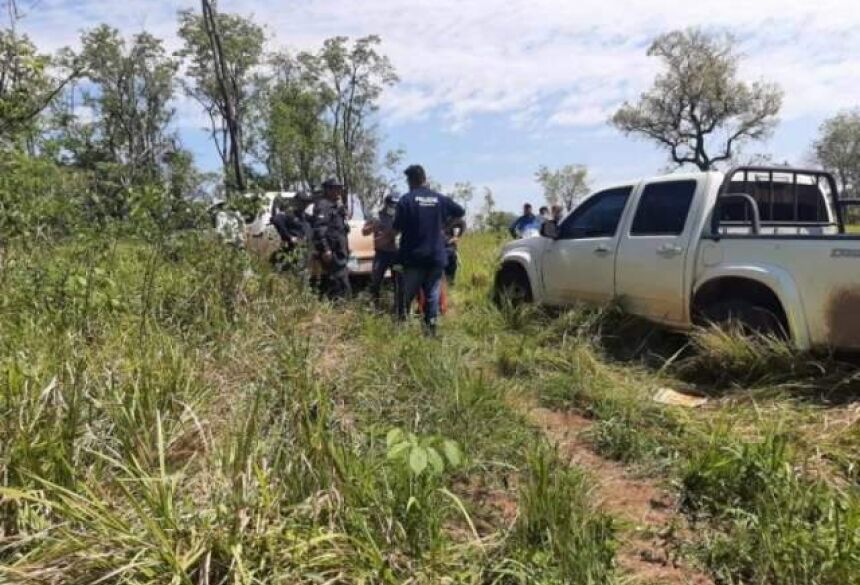 Policiais paraguaios no local onde corpos foram encontrados (Foto: Última Hora)