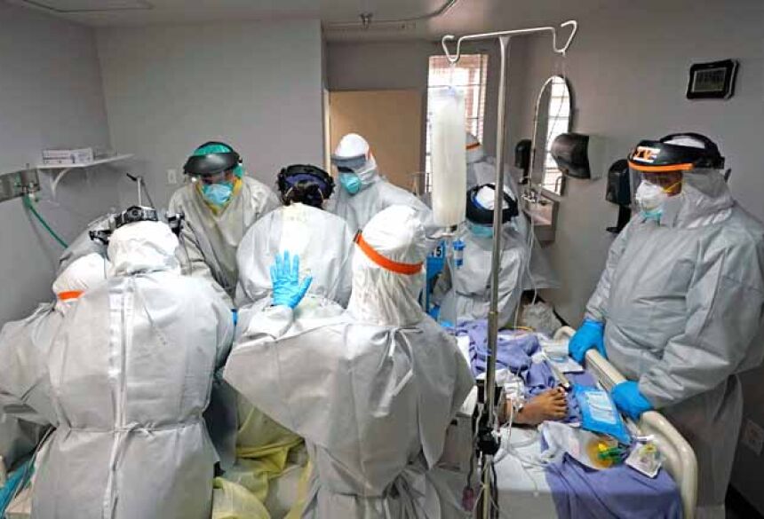 Equipe médica luta para salvar paciente na unidade de coronavírus do United Memorial Medical Center, em Houston, no Texas, em julho  