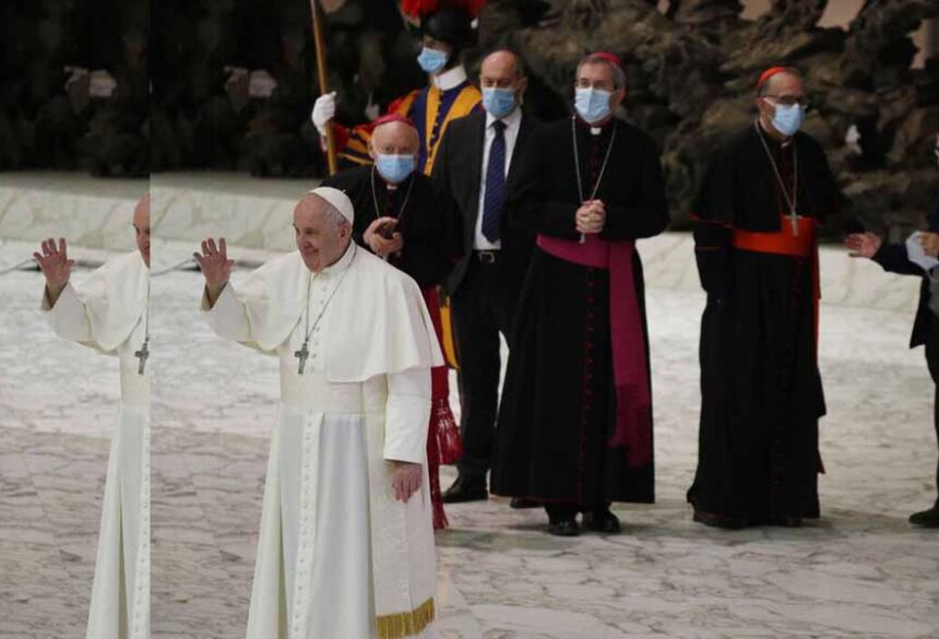 Papa Francisco acena para o público durante a audiência de 21 de outubro de 2020  Foto: Gregorio Borgia/AP