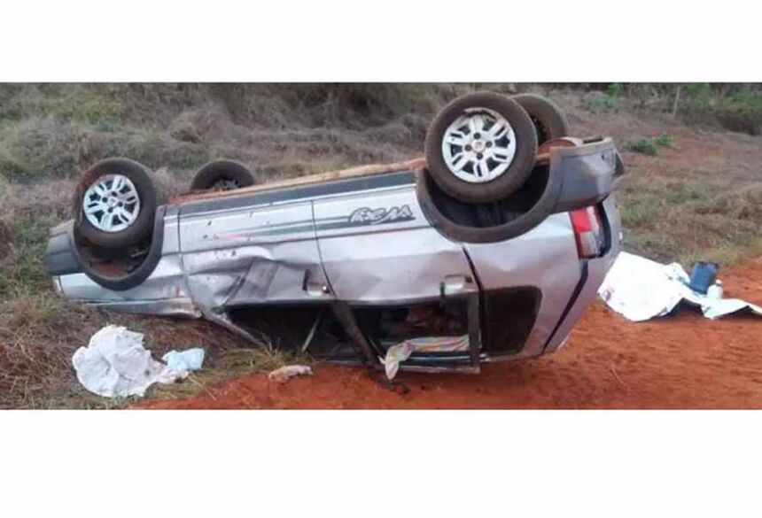 Fiat Uno capotado após motorista perder o controle da direção; homem, não identificado, morreu (Foto: Divulgação)