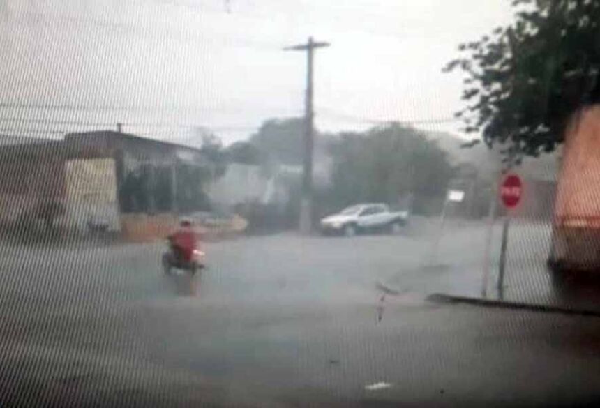 Momento da chuva intensa na segunda feira em Fátima do Sul