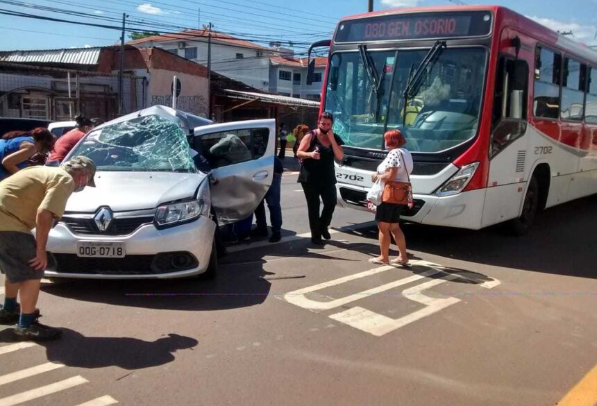 Carro ficou destruído após colisão com ônibus (Foto: Simão Nogueira) 