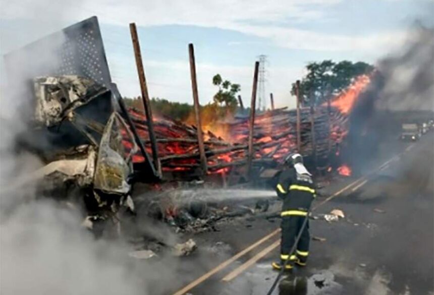 Bombeiros tentam controlar incêndio em carreta (Foto: Corpo de Bombeiros/Divulgação) 