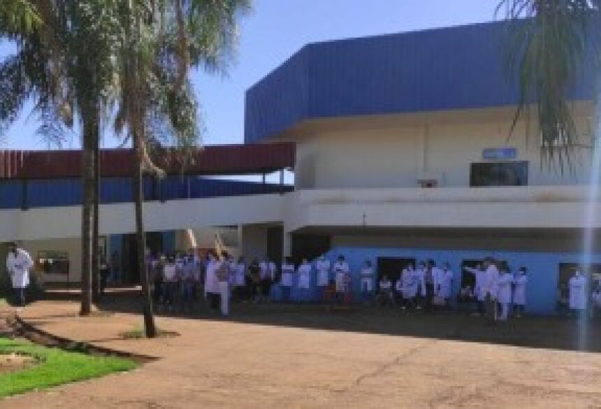 Profissionais de enfermagem protestaram na Prefeitura de Dourados nesta manhã (Foto: André Bento)