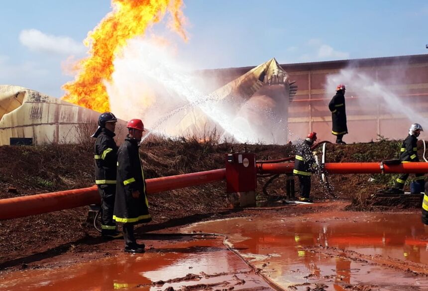 Bombeiros e brigadistas trabalham para resfriar reservatório com etanol que explodiu, em Rio Brilhante (MS).  Foto: Corpo de Bombeiros/Divulgação