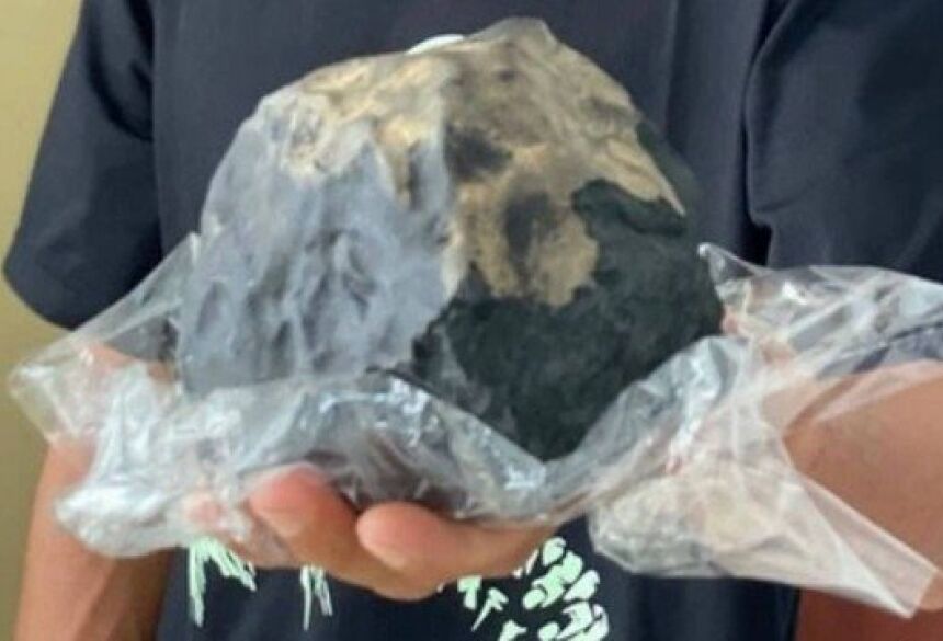 Meteorito que caiu sobre casa de indonésio Foto: Reprodução