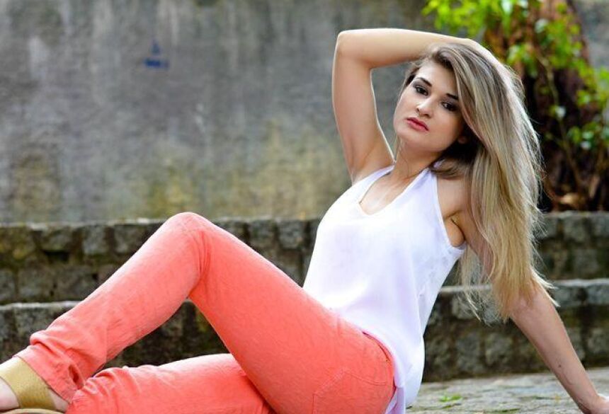 Andressa Kauara foi miss Água Boa no ano de 2010, aos 17 anos.