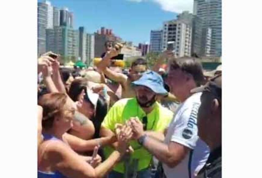 Sem máscara, Bolsonaro causa aglomeração no litoral paulista - Foto: Reprodução