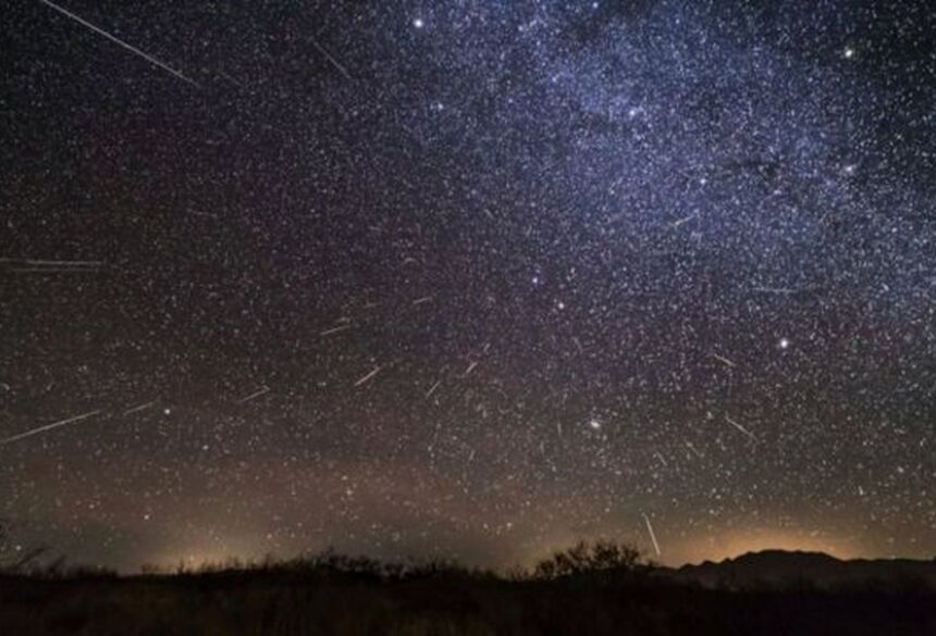 Composição de imagens de chuva de meteoros no Arizona, EUA, em 2017; quanto mais escuro, melhor a visibilidade de espetáculos no céu  