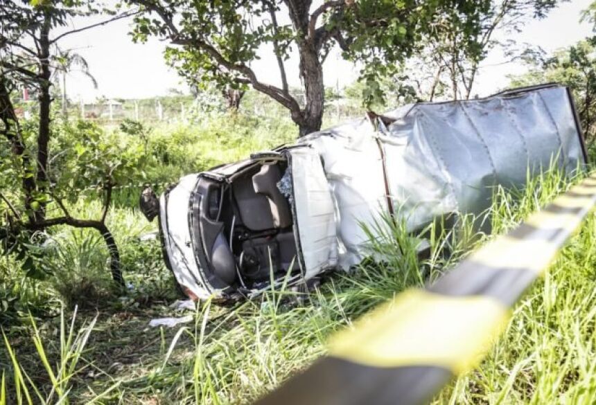 Caminhão capotou nas margens da rodovia (Foto: Henrique Arakaki, Midiamax)