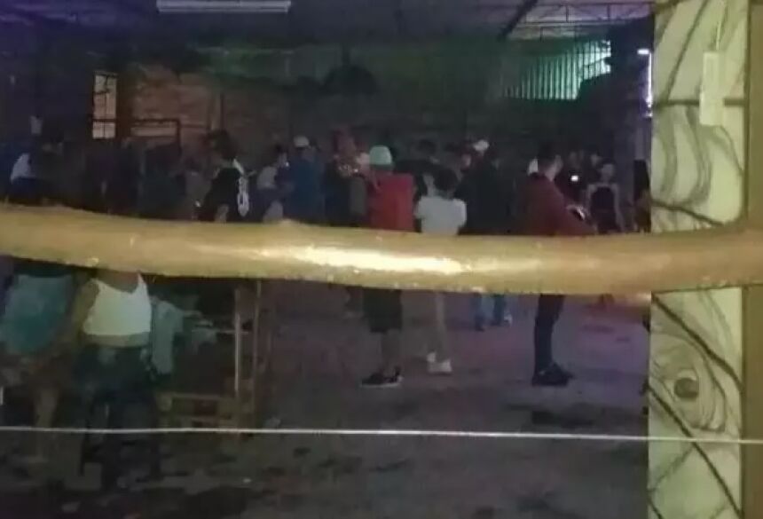 Aglomeração de pessoas em festa interrompida ontem pela Guarda Civil Metropolitana, no Bairro Cidade Morena. (Foto: Assessoria GCM) 