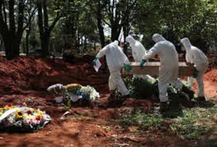  Terra Família de enfermeiro morto por covid viu enterro pela web